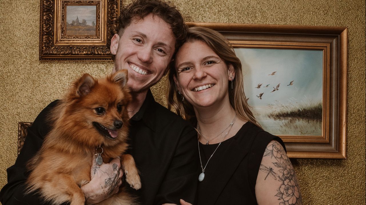 Aden met zijn vriendin en hun hond (privéfoto). 