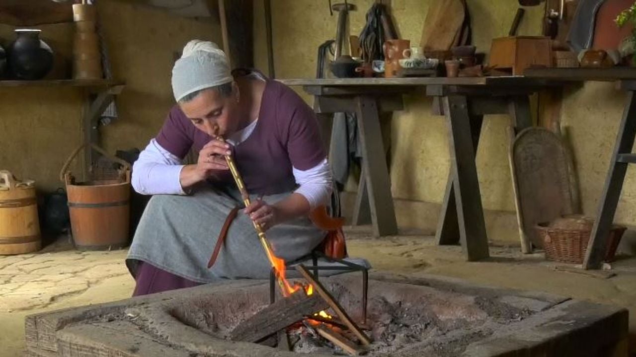 Yvonne blaast het houtvuur aan (foto: Studio040)