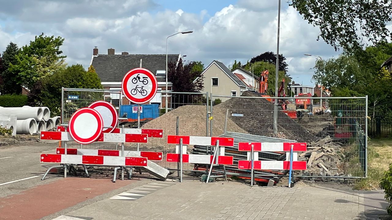 Op de Halsterseweg tussen Halsteren en Bergen op Zoom ligt straks nieuw asfalt (foto: Robert te Veele).