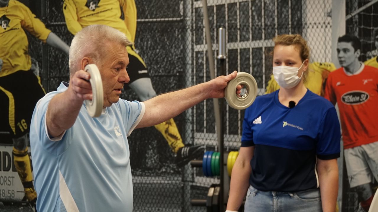 Riny moet al zijn spierkracht weer terug krijgen na drie weken in coma te hebben gelegen.