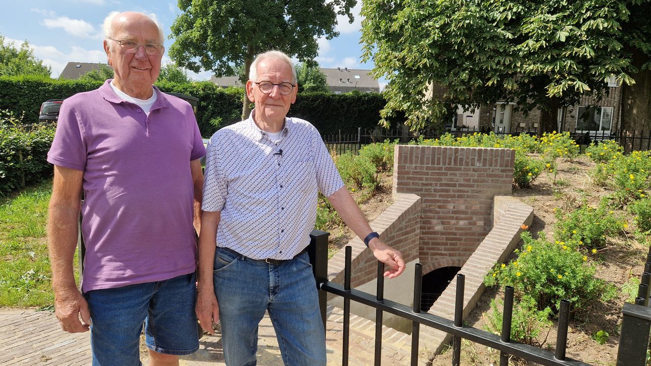 Pieter Verstraaten (links) en Rob Vloet (rechts) bij de ijskelder (foto: Tom Berkers).