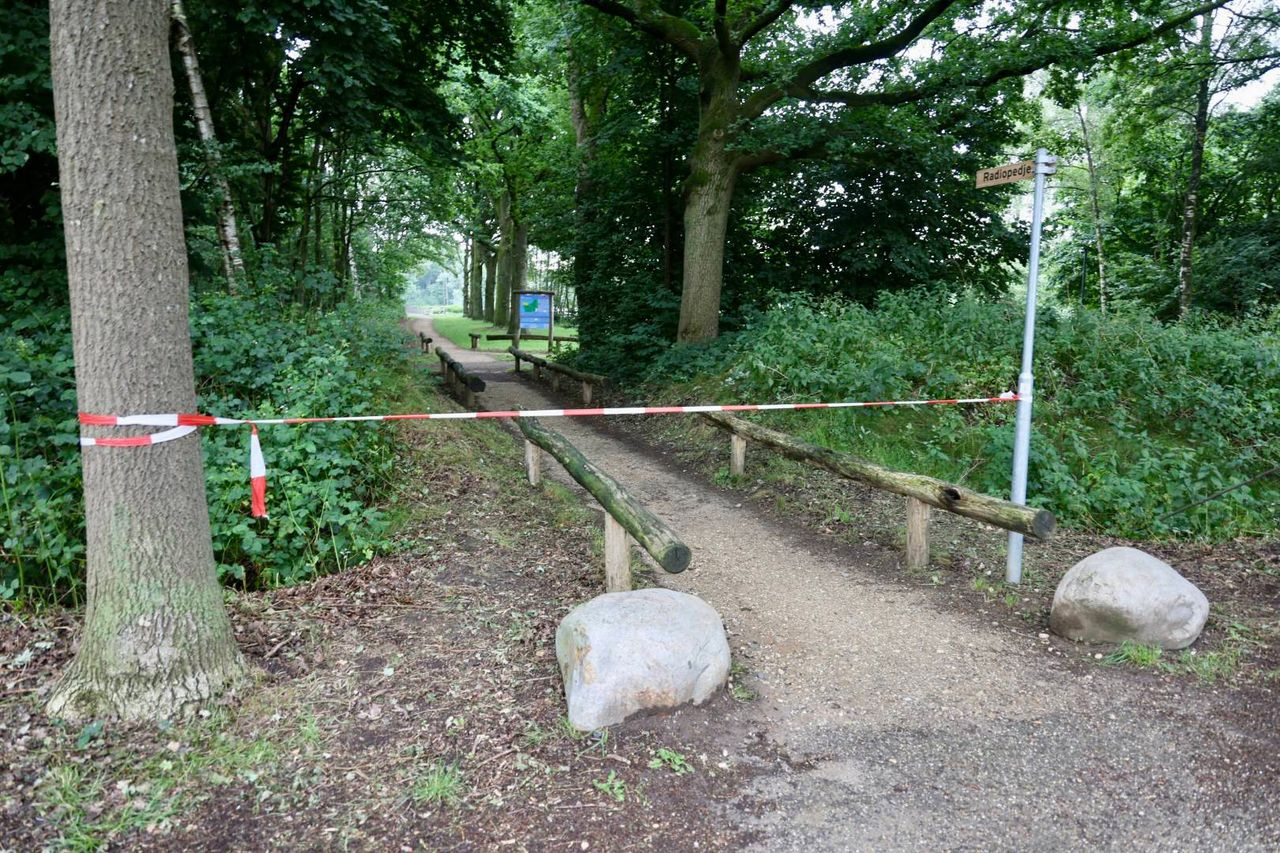 De toegang naar de Radioplassen is zondagochtend afgelsoten (foto: foto: SK-Media / Persbureau Heitink). 