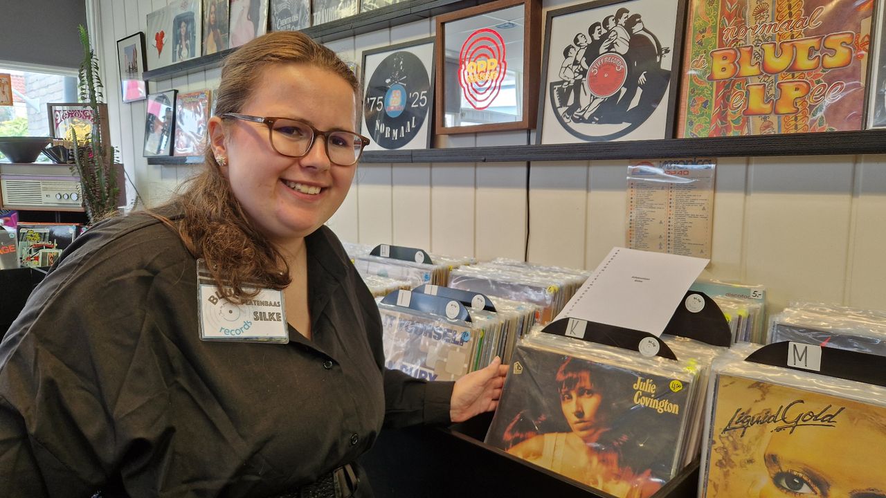 Platenbaas Silke is druk bezig met het sorteren van de platen (foto: Tom Berkers).