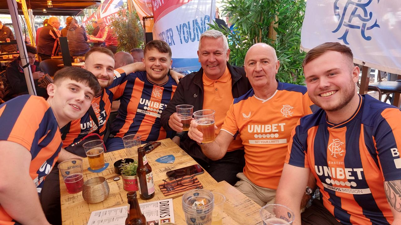 Ook de Schotten proosten op een goede afloop (Foto: Tom Berkers).