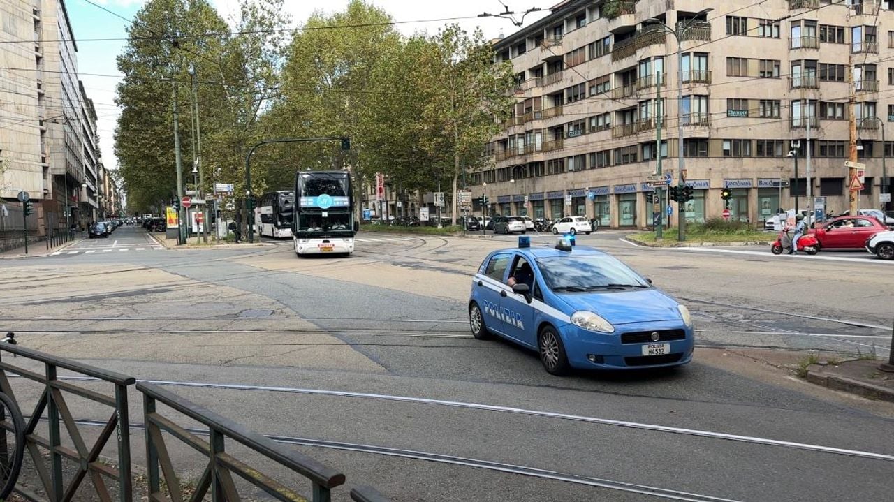 De bussen krijgen politiebegeleiding in de binnenstad van Turijn 
