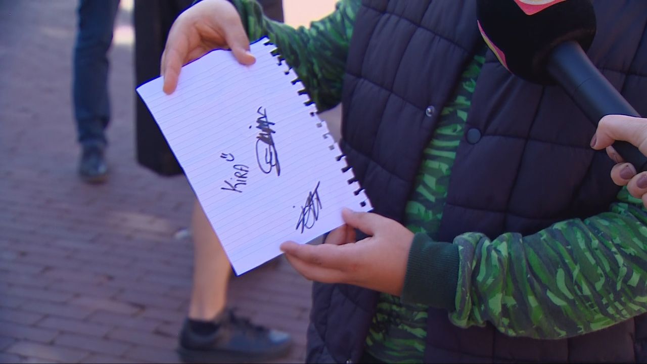 Naast het sporten verzamelt de tienjarige Miraç allerlei handtekeningen van de topsporters.