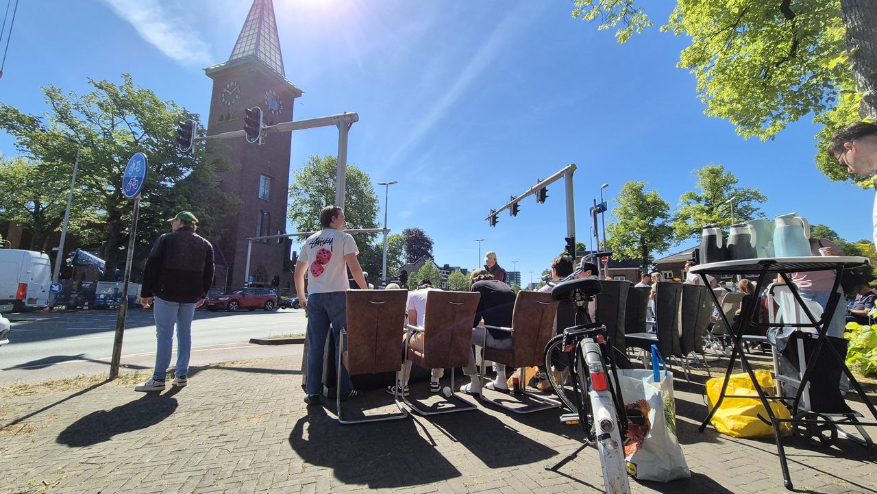 Studenten hebben banken en stoelen buiten gezet (foto: Niek de Bruijn).