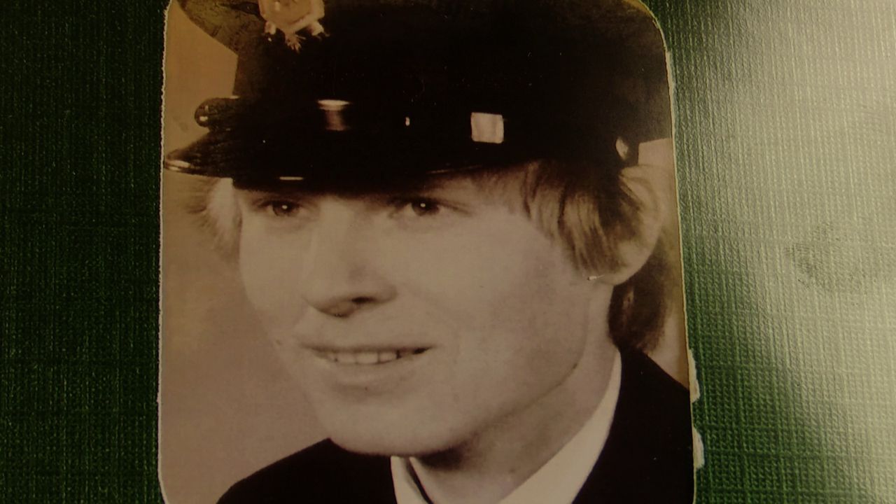 Willy in zijn jonge jaren bij de brandweer.