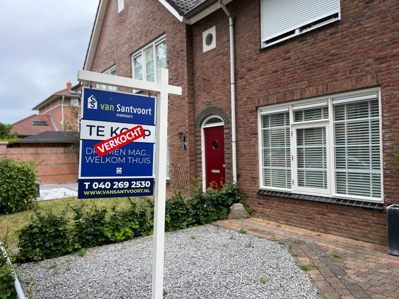 Een van de onlangs verkochte huizen in de Eindhovense wijk Blixembosch (foto: Rogier van Son).