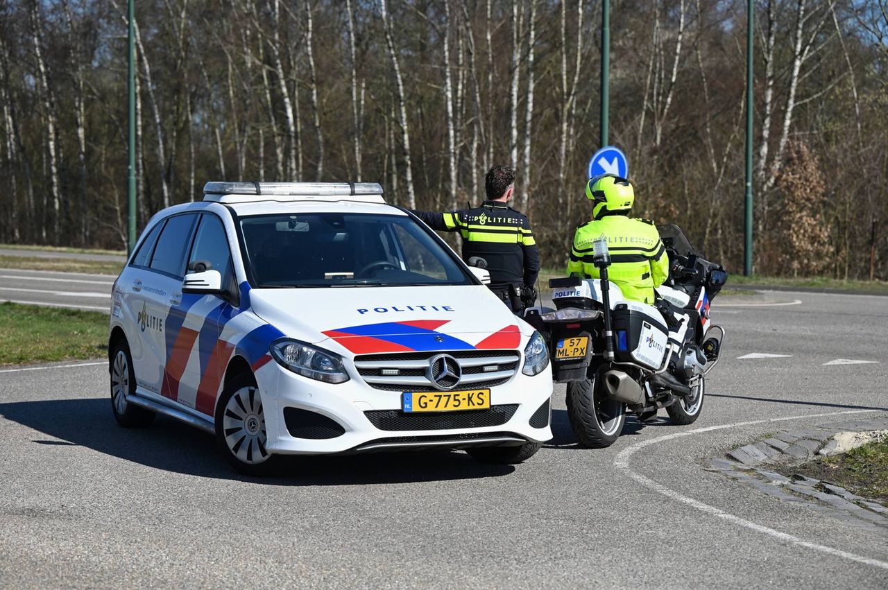 De politie is nog bezig met de zoektocht naar de gewonde bestuurder van een bestelbusje (foto: Toby de Kort/Persbureau Heitink).