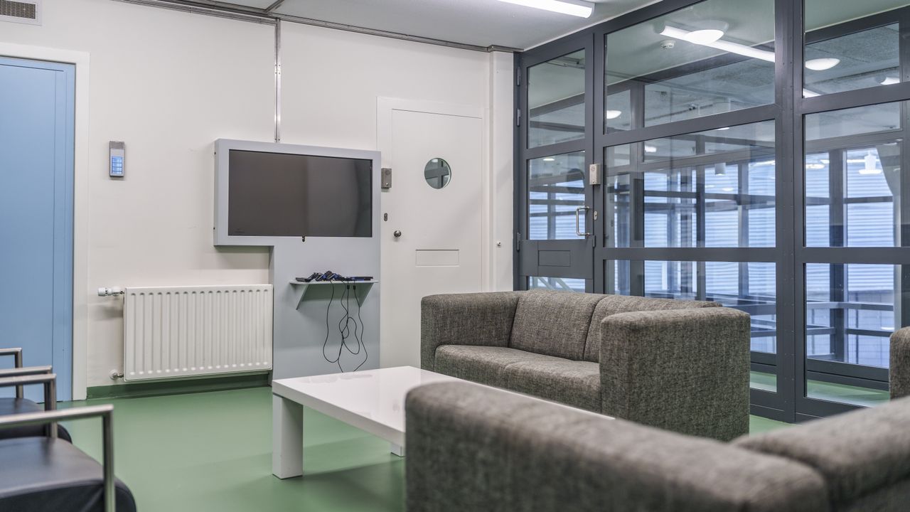 Huiskamer in de EBI (foto: Dienst Justitiële Inrichtingen DJI).
