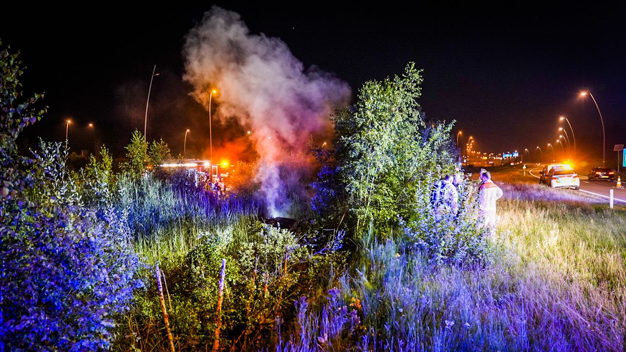De auto vatte na de crash langs de A2 bij Eindhoven vlam (foto: Sem van Rijssel/SQ Vision).