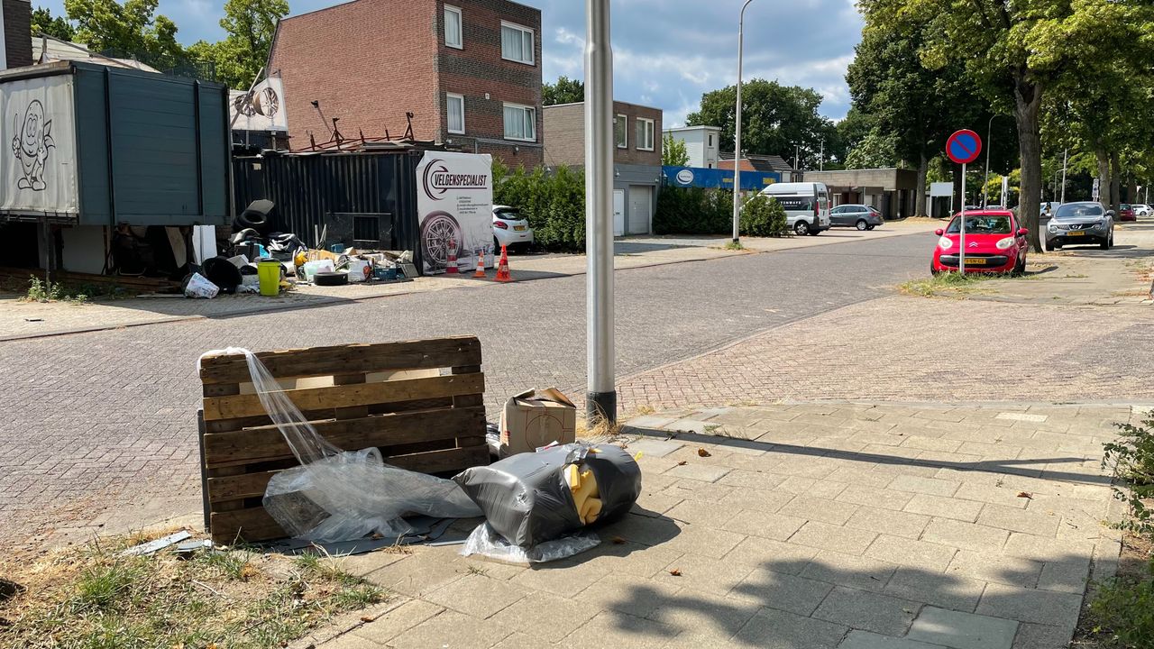 De buurt vreest dat binnenkort de hele straat vol staat met afval (foto: Rochelle Moes). 