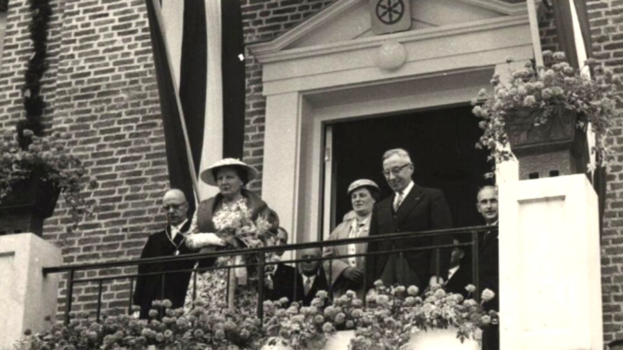 Koningin Juliana opent in september 1956 het nieuwe stadhuis in Heusden (Foto Salha)