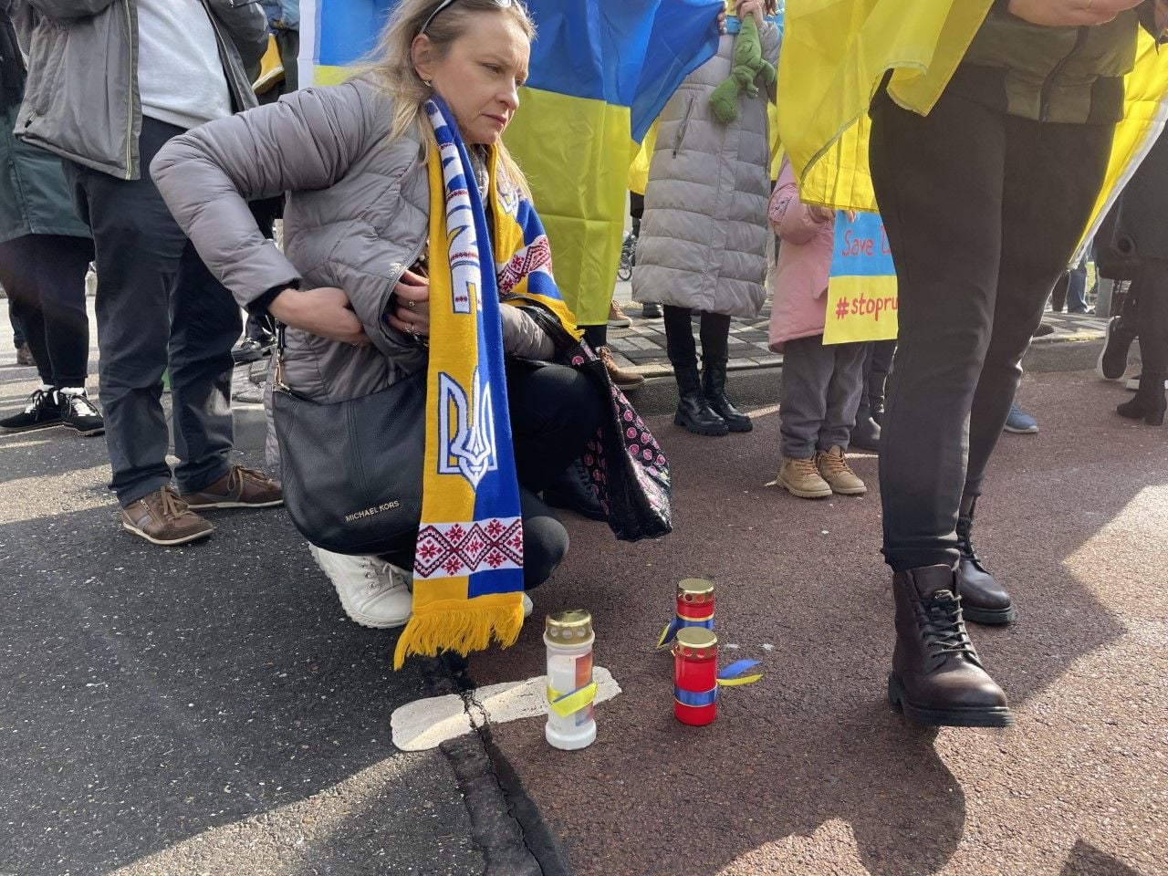 Zo'n 150 mensen kwamen samen bij Vliegbasis Eindhoven (foto: Jan Waalen).