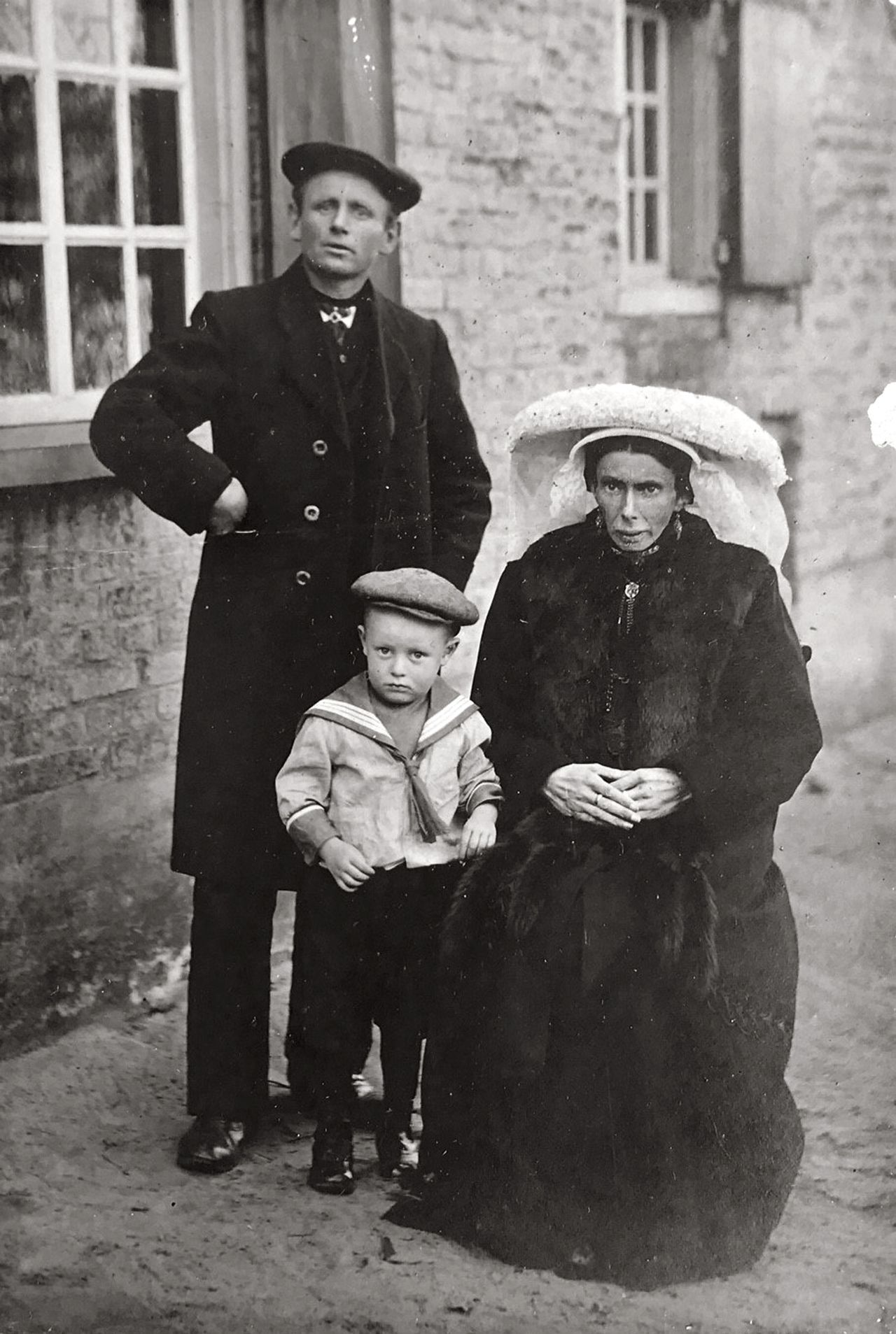 Opa Hannes Vissers en zijn vrouw  Johanna van den  Oever  met hun zoon Jan bij de boerderij (foto: Bernard Vissers).