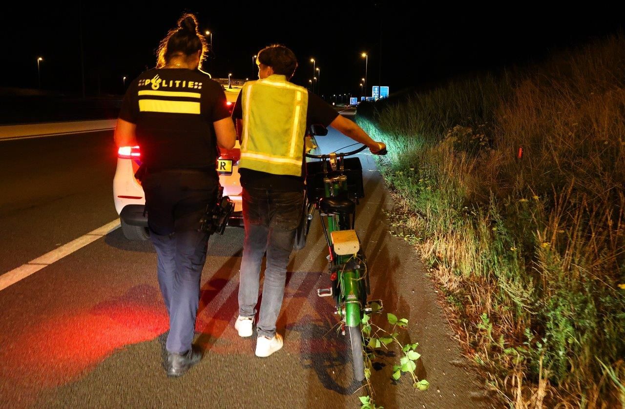Agenten begeleidden de man naar de Rembrandtlaan in Vught (foto: Bart Meesters).
