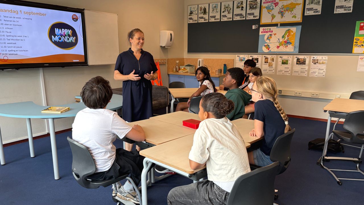 Linda uit het Broek geeft les aan groep acht van EBS Online in Eindhoven (foto: Rogier van Son). 