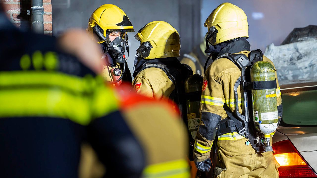 De brandweer in overleg in Oss (foto: Gabor Heeres/SQ Vision).