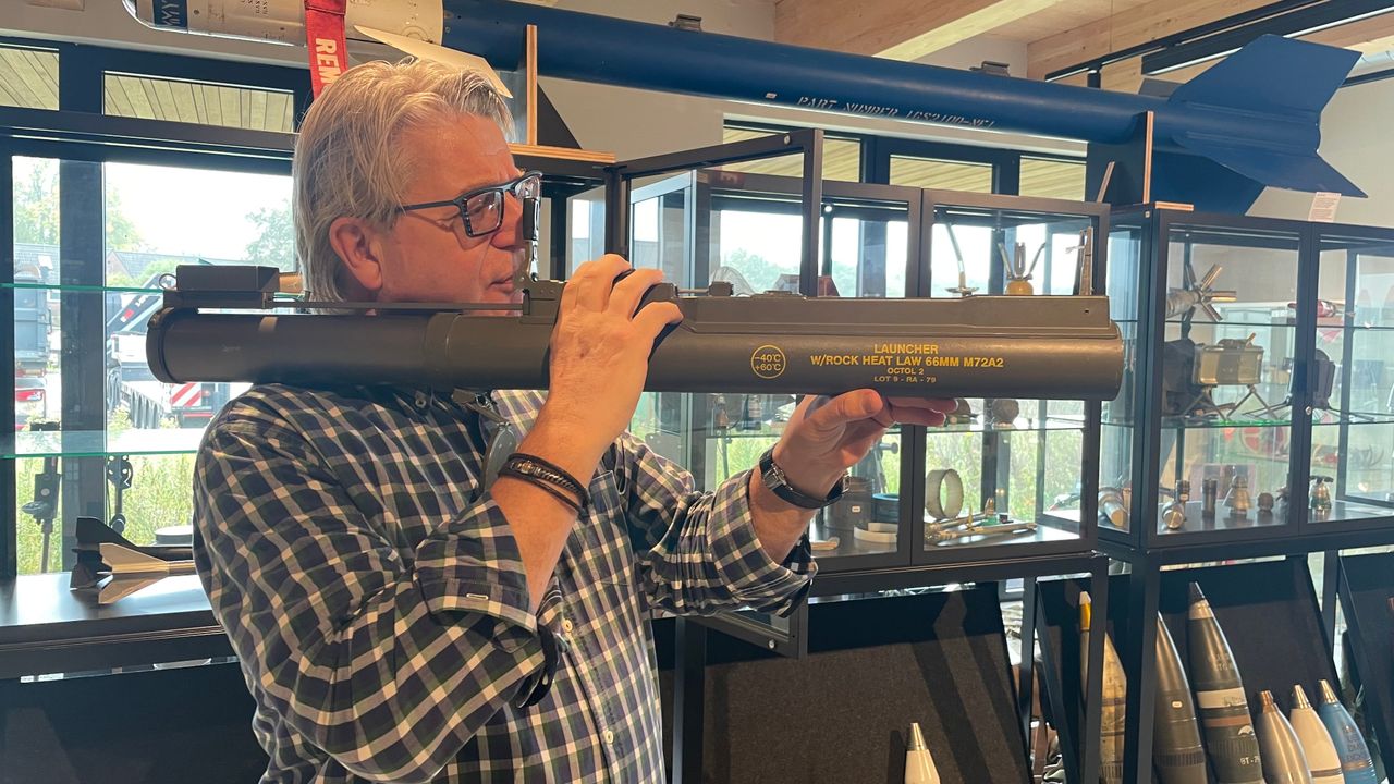 Ad van Riel demonstreert een (groot model) raketwerper (foto: Imke van de Laar).