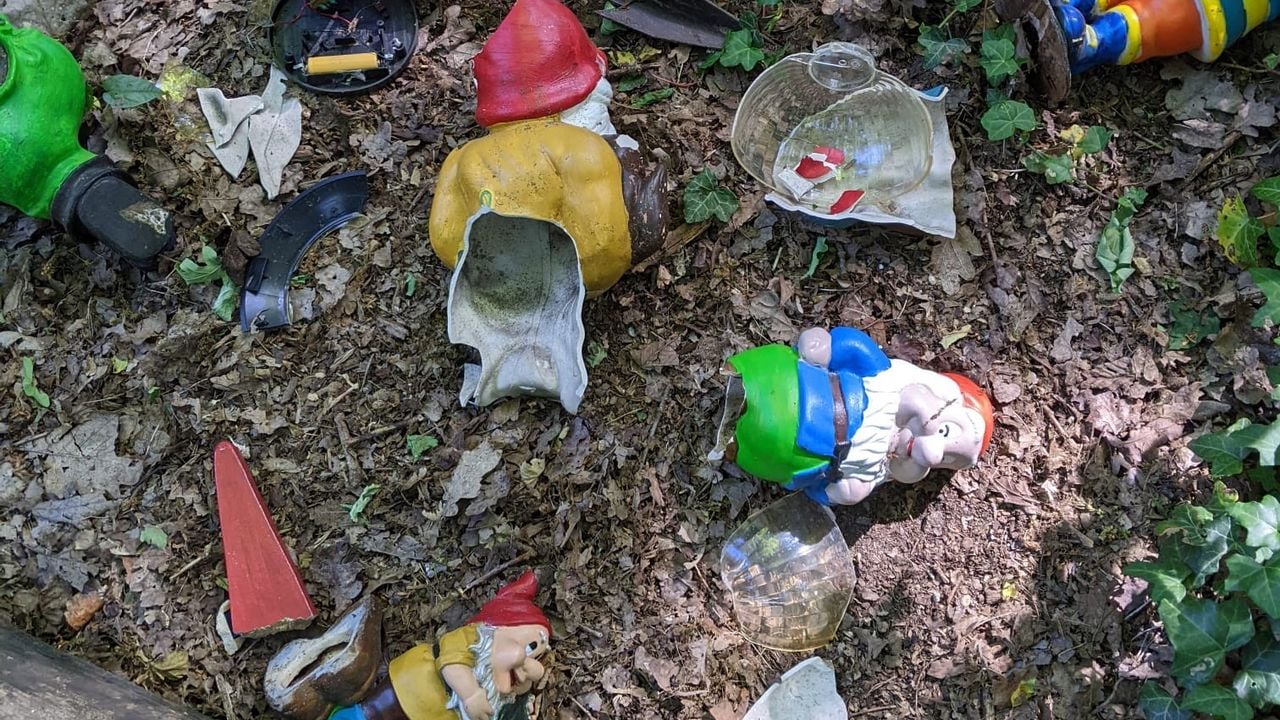 Veel kabouters op het Kabouterpad in Boekel vernield (foto: Kabouterpad Boekel).