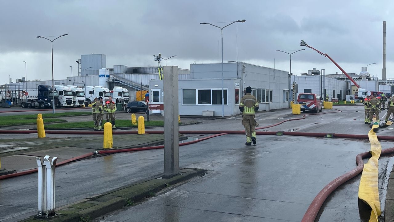 De brand is in een transporthal waar een lange transportband staat (foto: Eva de Schipper)