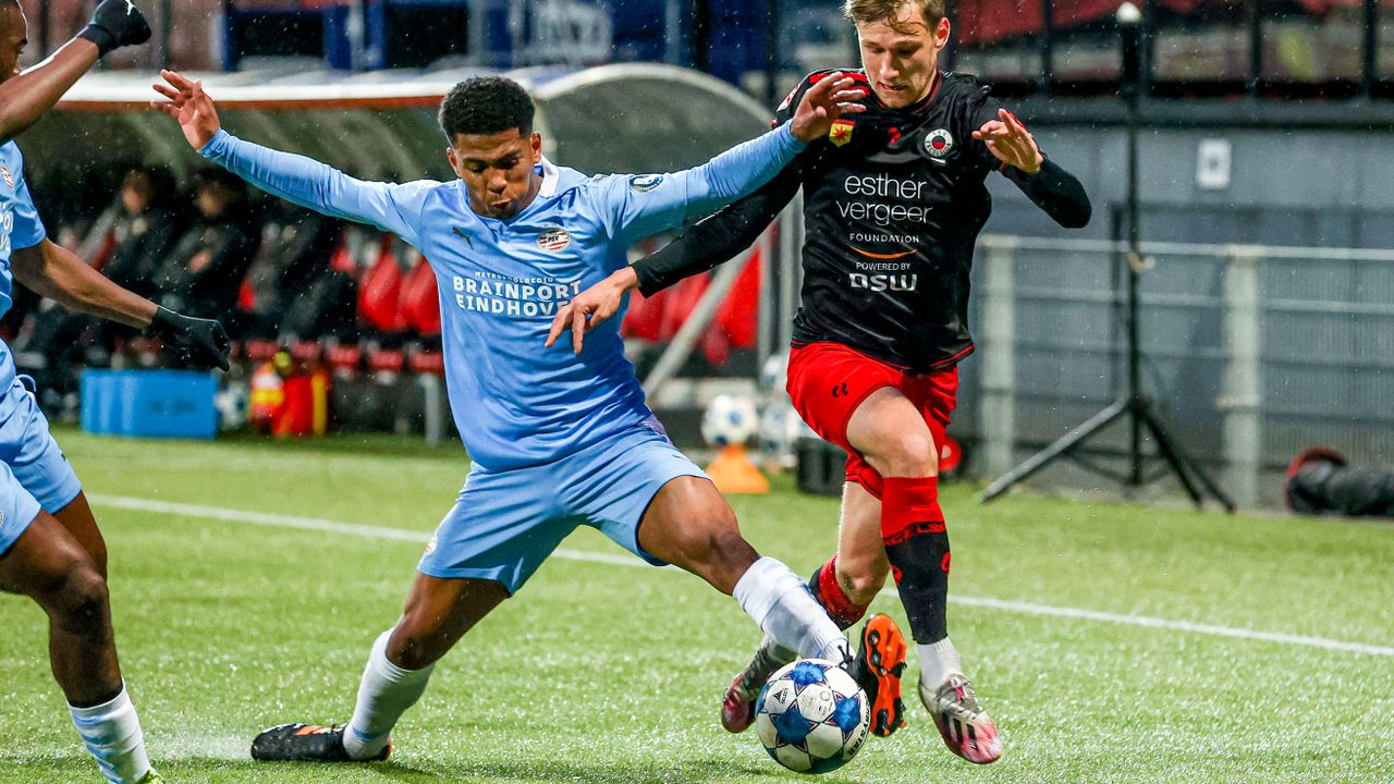 Shurandy Sambo (li. Jong PSV) in duel met Reuven Niemeijer (Excelsior) - foto: Orange Pictures