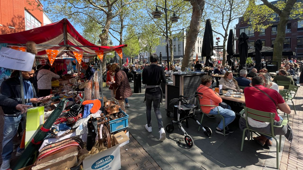 Naast drukte bij de horeca was het in Helmond ook druk op de markt (foto: René van Hoof).