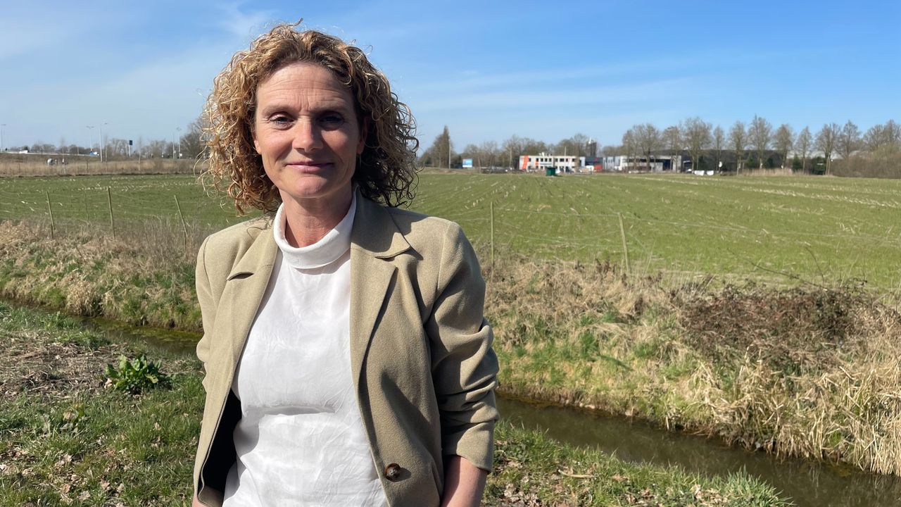 Dionne Kuper van de actiegroep 'Natuur zegt nee tegen azc' heeft slecht geslapen van de uit de hand gelopen demonstratie (foto: Imke van de Laar).