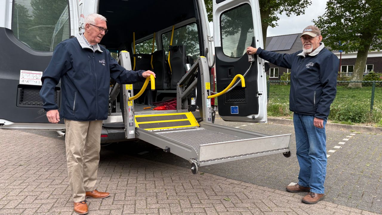 De PlusBus is onder meer uitgerust met een rolstoellift (foto: Erik Peeters)