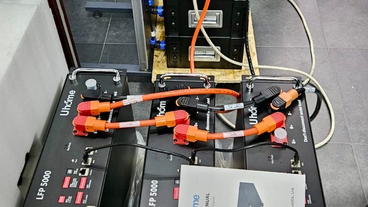 Een back-up installatie levert stroom tijdens raketaanvallen