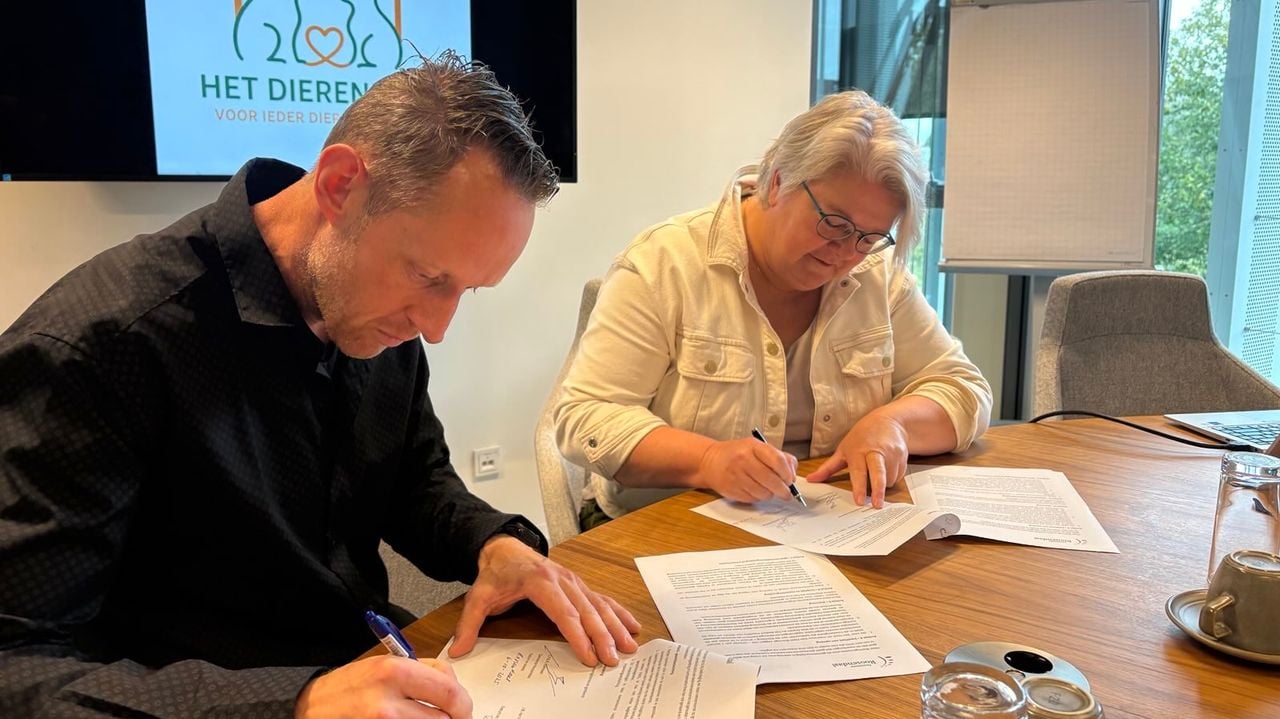 Wethouder Koenraad en Jan van Hest tekenen de verklaring (Foto: Omroep Brabant).