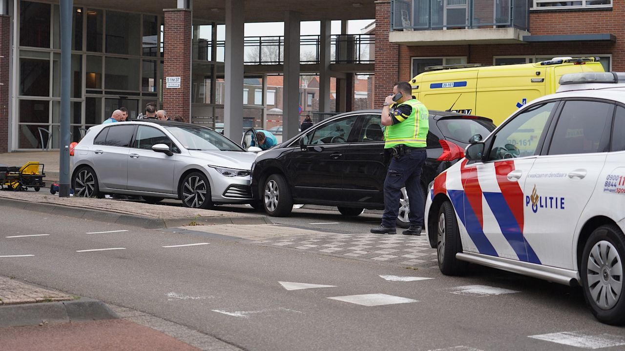 Het slachtoffer wist te vluchten met zijn Volkswagen, maar botste, en werd neergeschoten (foto: Jeroen Stuve/Persbureau Heitink).