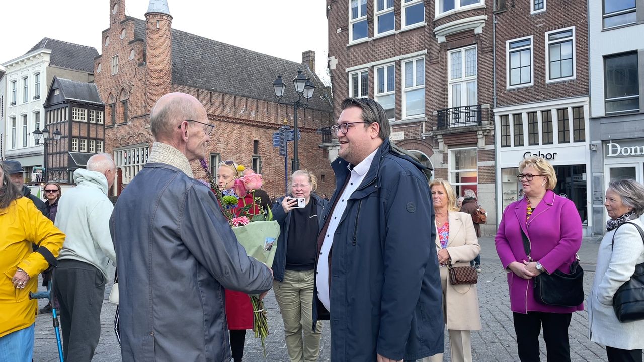 Ad ontvangt ook een bloemetje van de wethouder (foto: Megan Hanegraaf).