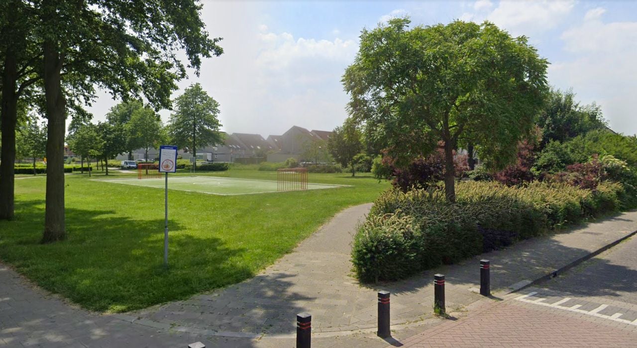 Op het speelpleintje aan het Brolijnplein in de wijk Maaspoort waren meerdere kinderen in april slachtoffer van geweld en intimidatie (foto: Google Maps).