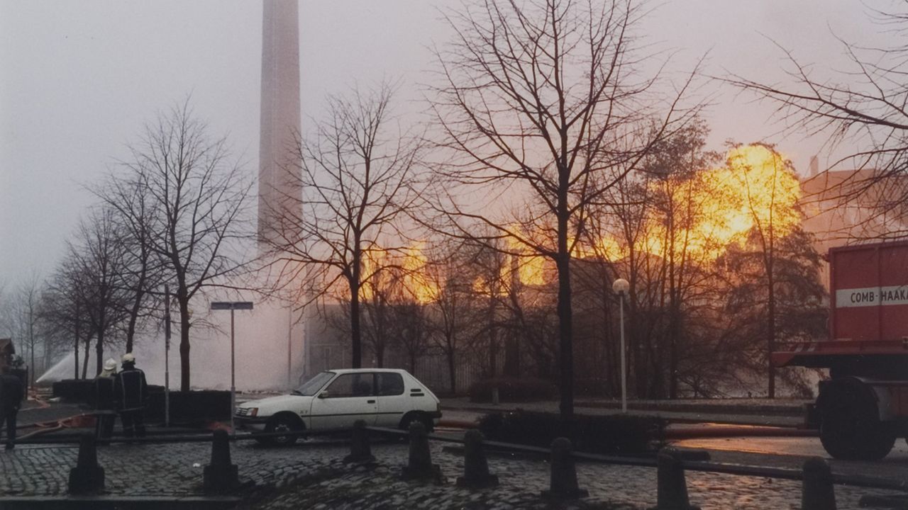 De brand gezien vanaf 'De Kaai'. (foto: Guust van Dijck/West-Brabants Archief)