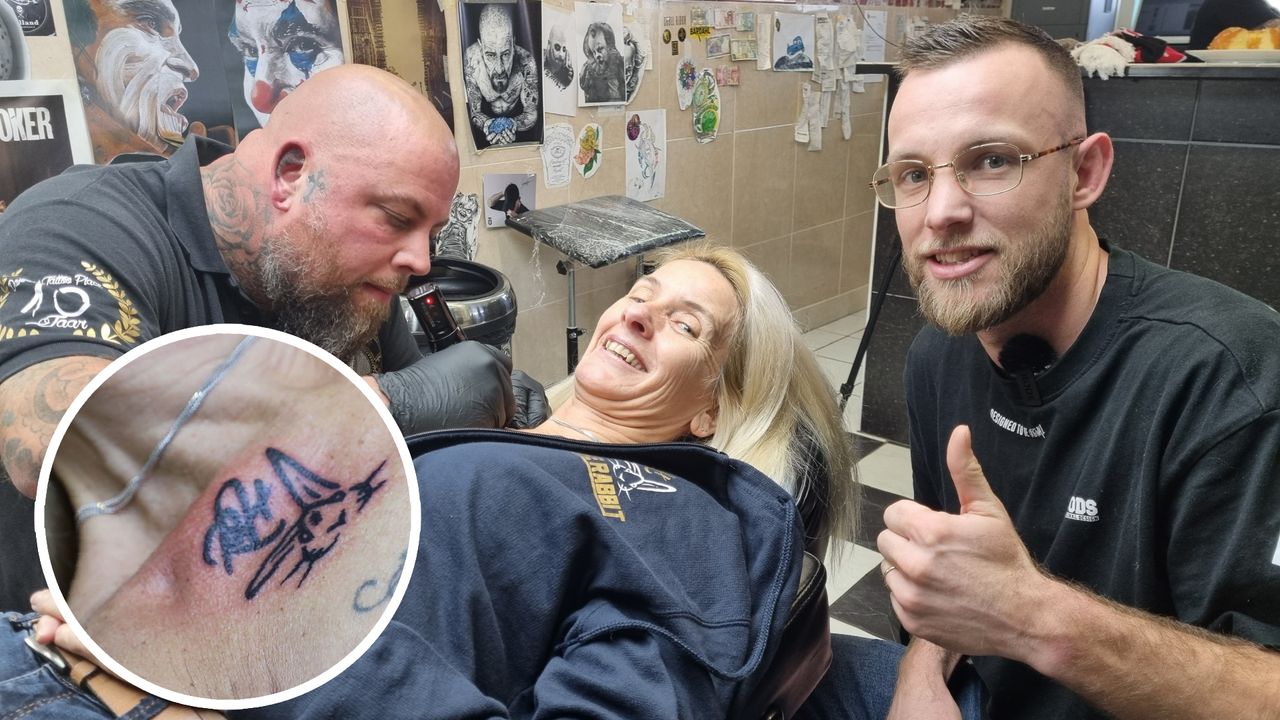 Moeder Anita laat 'The Rabbit'  op haar sleutelbeen zetten (foto: Collin Beijk).