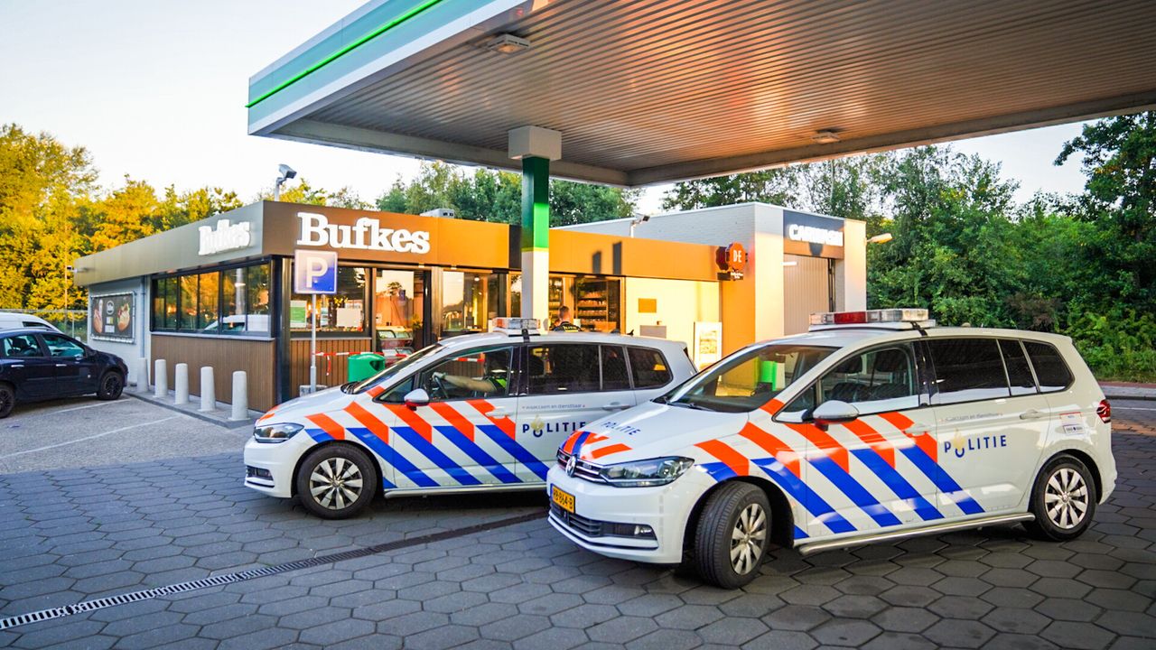 De politie bij het tankstation in Eindhoven (foto: Sem van Rijssel/SQ Vision).