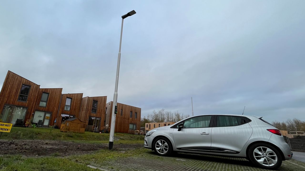 De lantaarnpaal en laadpaal zijn samengevoegd (foto: Rogier van Son).