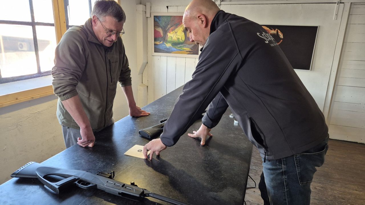 Samen met de eigenaar van de schietbaan bekijkt Wim wat hij geraakt heeft (foto: Niek de Bruijn).