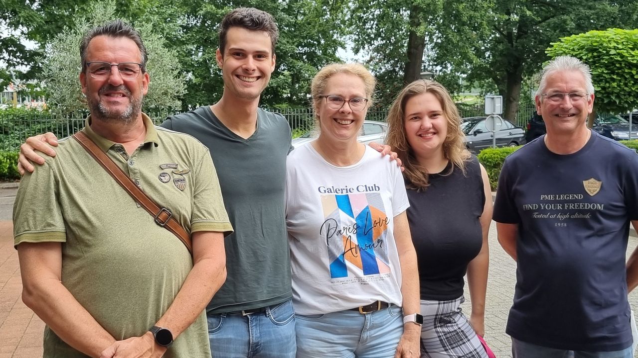 Familieleden van Sam van Nunen. Vader Maarten links met naast hem broer Pim en moeder Jettie (Foto: Leon Voskamp).