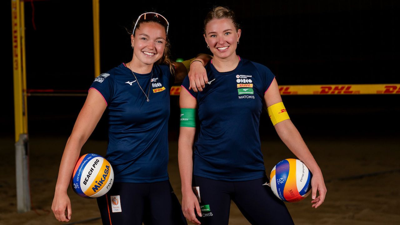 Emi van Driel en Wies Bekhuis. (Foto: Nevobo, Ronald Hoogendoorn)