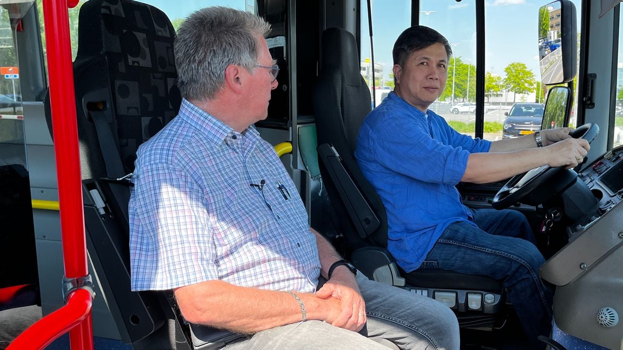 Instructeur Wil kijkt of een kandidaat geschikt is (foto: Rogier van Son).