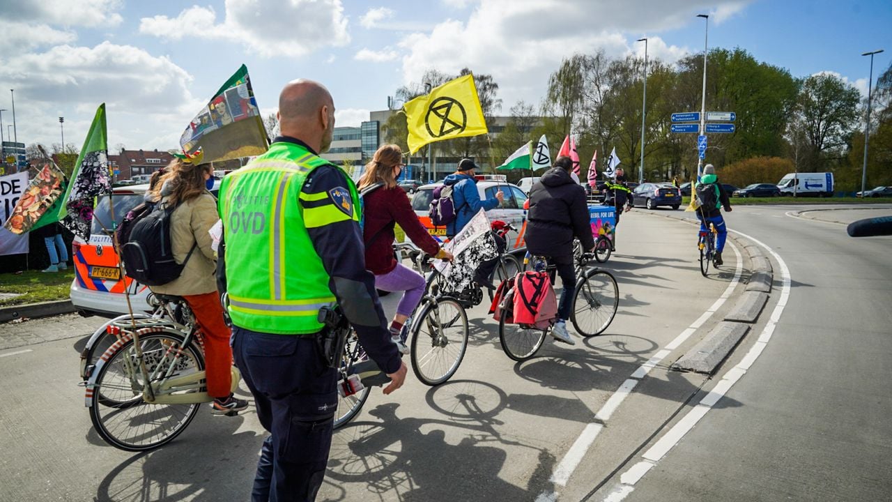 Extinction Rebellion in actie op de rotonde bij de Beukenlaan in Eindhoven (foto: SQ Vision).