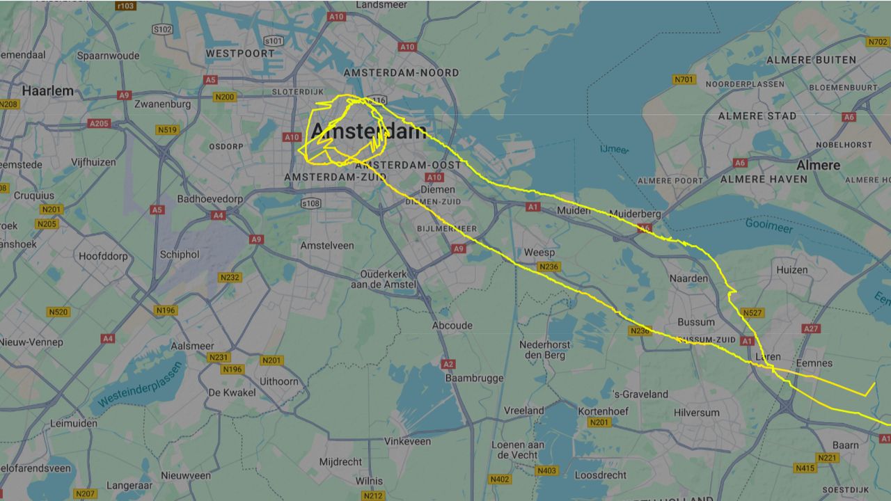Het vliegtuig boven Amsterdam (foto: Flightradar). 