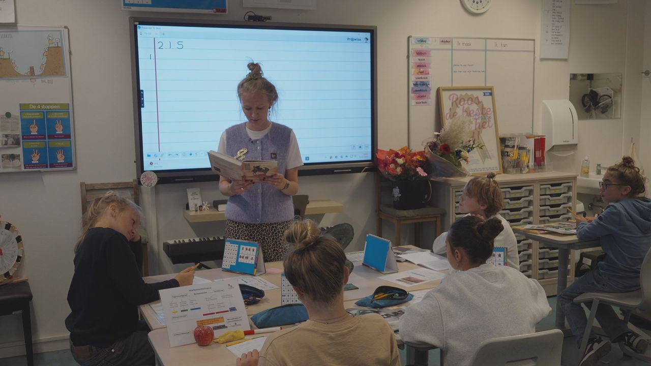 Juf Roos heeft les aan groep 8a van Kindcentrum de Kameleon (foto: NOS).