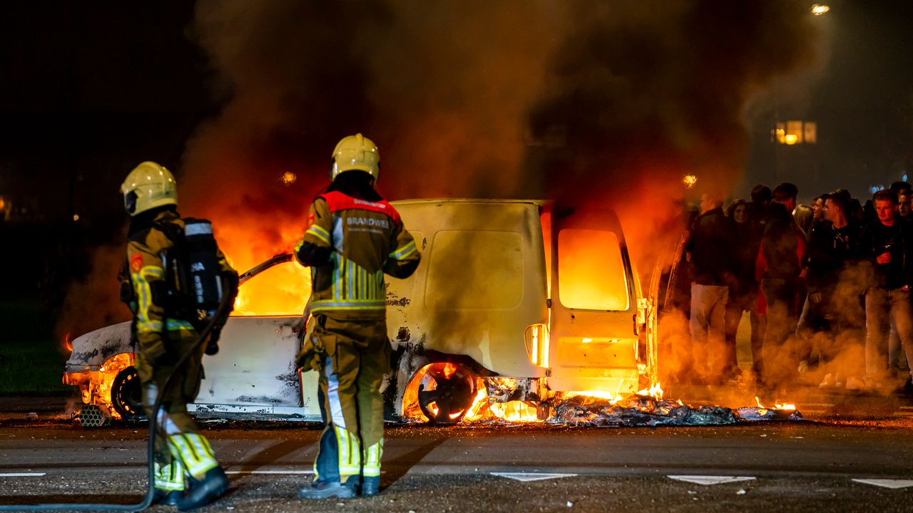 De brandende bestelbus in Wijk en Aalburg trok veel bekijks (foto: SQ Vision).