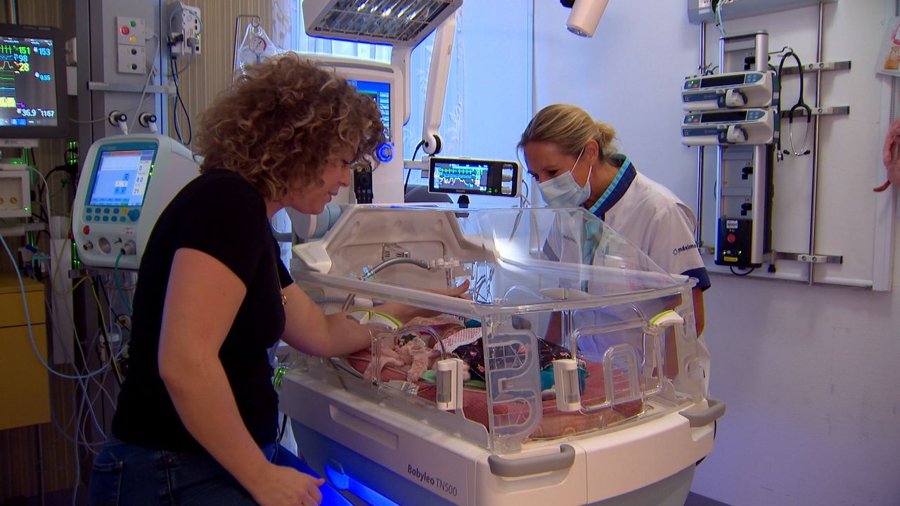 Moeder Lianne bij haar dochter Lize. 