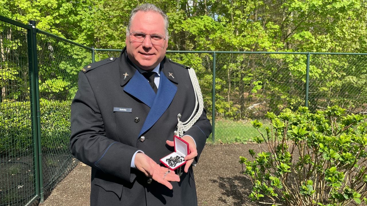Maarten Schrik met de rozenkrans die hij van paus Franciscus kreeg (foto: Omroep Brabant).