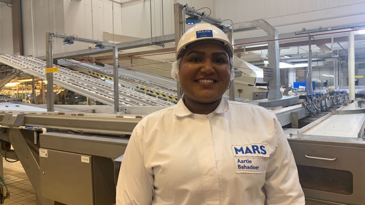 Aartie Bahadoer met achter haar de Bounty's (foto: Roel Govers).